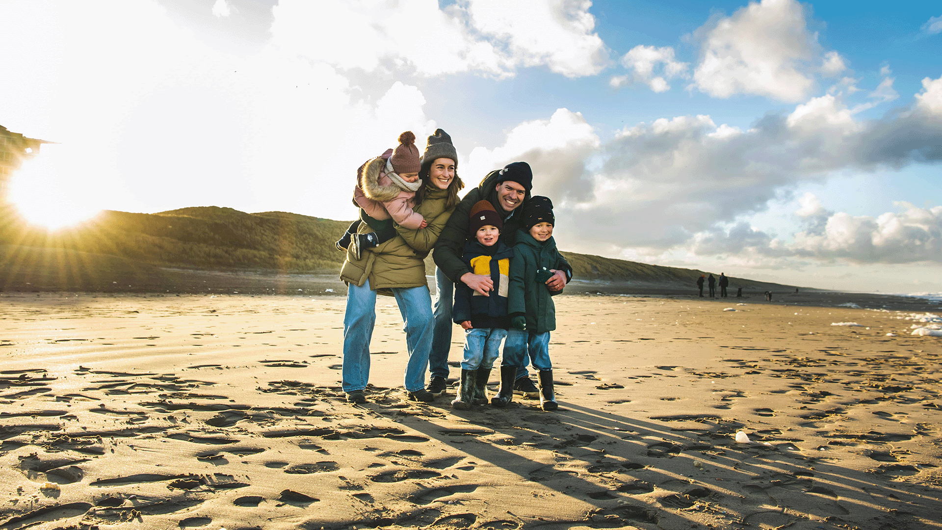 AholdDelhaize_Careers_Ahold Delhaize_Frederieke Haas van de Vlekkert_Finance_family_at_the_beach_standing_close_sunset_background.png